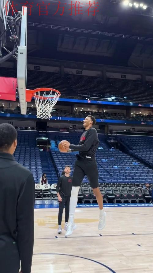 严阵以待！火箭社媒晒火箭球员进行赛前热身的花絮视频